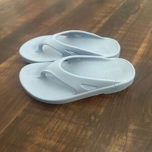 OOFOS Light Blue Thong Sandals Womens 9